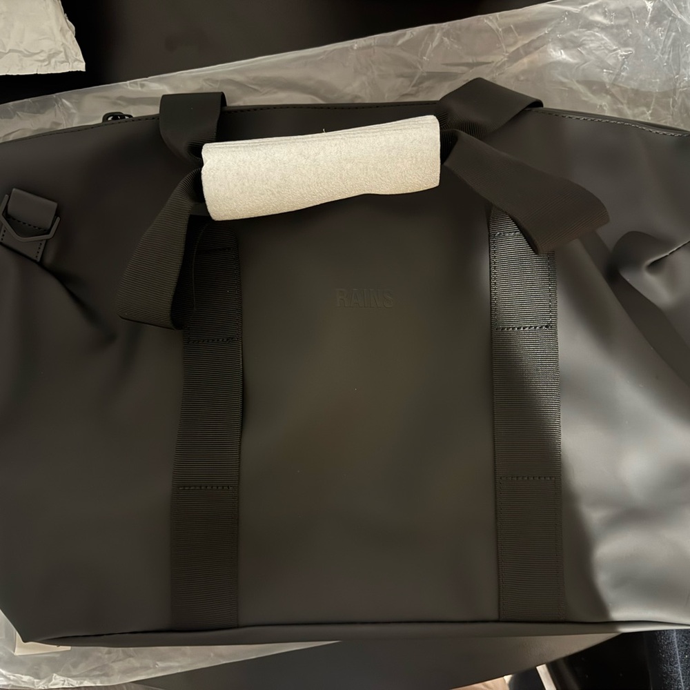 NWT Rains Hilo Black Weekend Bag Small - Picture 10 of 10